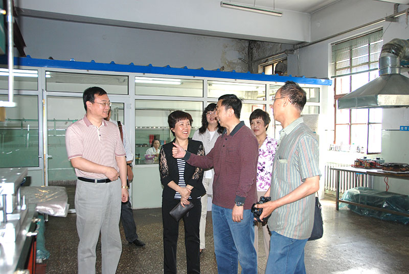 市科技局和香坊區領導蒞臨我公司參觀指導